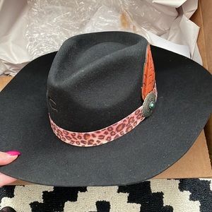 Leopard strap with leather feathers